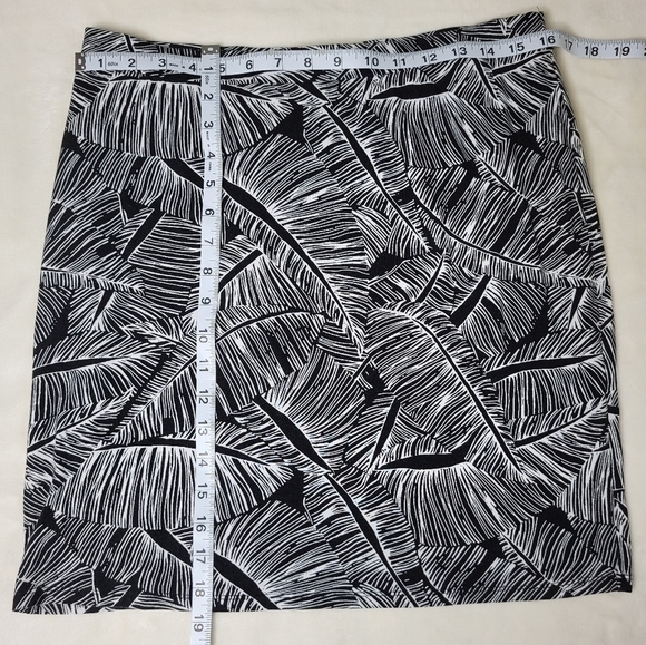 REITMANS Black & White Skirt. Leafs/Feather Print. Size Medium. - Picture 3 of 8